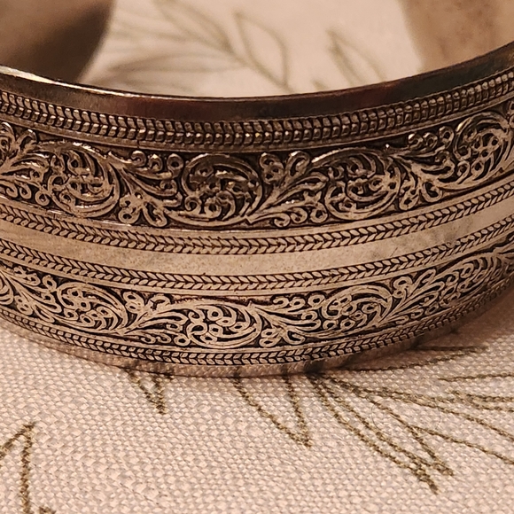 Beautiful Thick Silver Plate Tibet Style Boho Bangle Bracelet - Picture 3 of 5